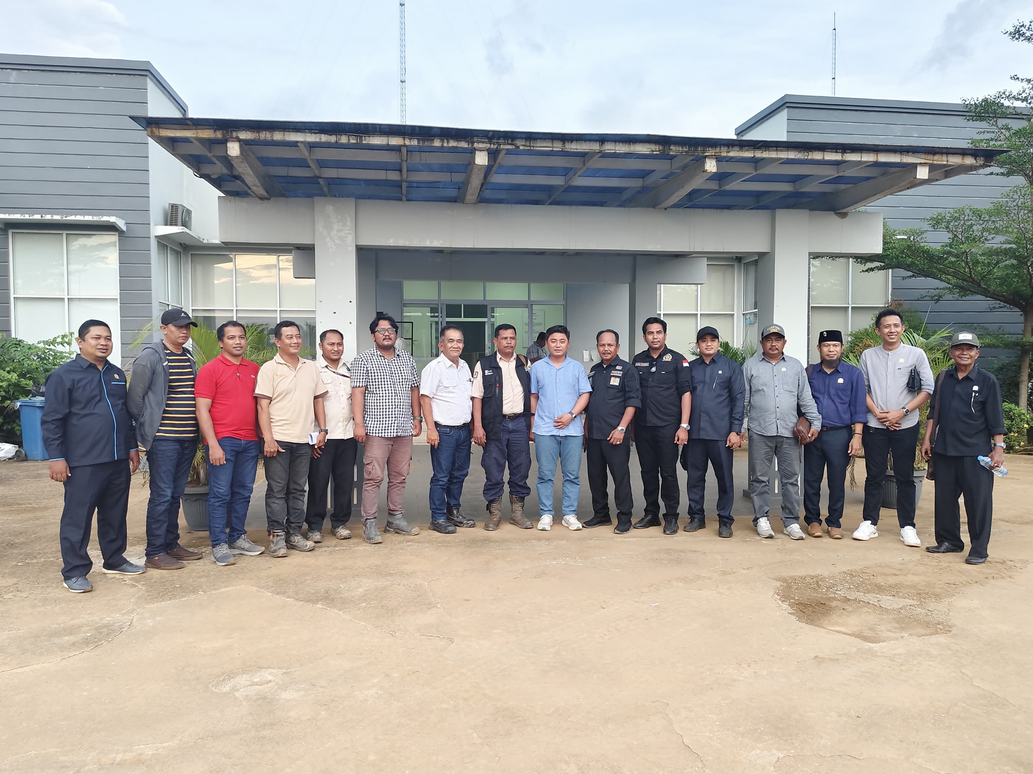 pansus-lkpj-bupati-kayong-utara-lakukan-kunjungan-lapangan-20250519204310