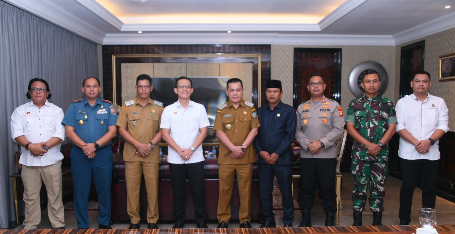 wakil-ketua-i-dprd-kabupaten-kayong-utara-abdul-zamad-menghadiri-kegiatan-ramah-tamah-dan-rapat-kerja-forkopimda-20250505103650