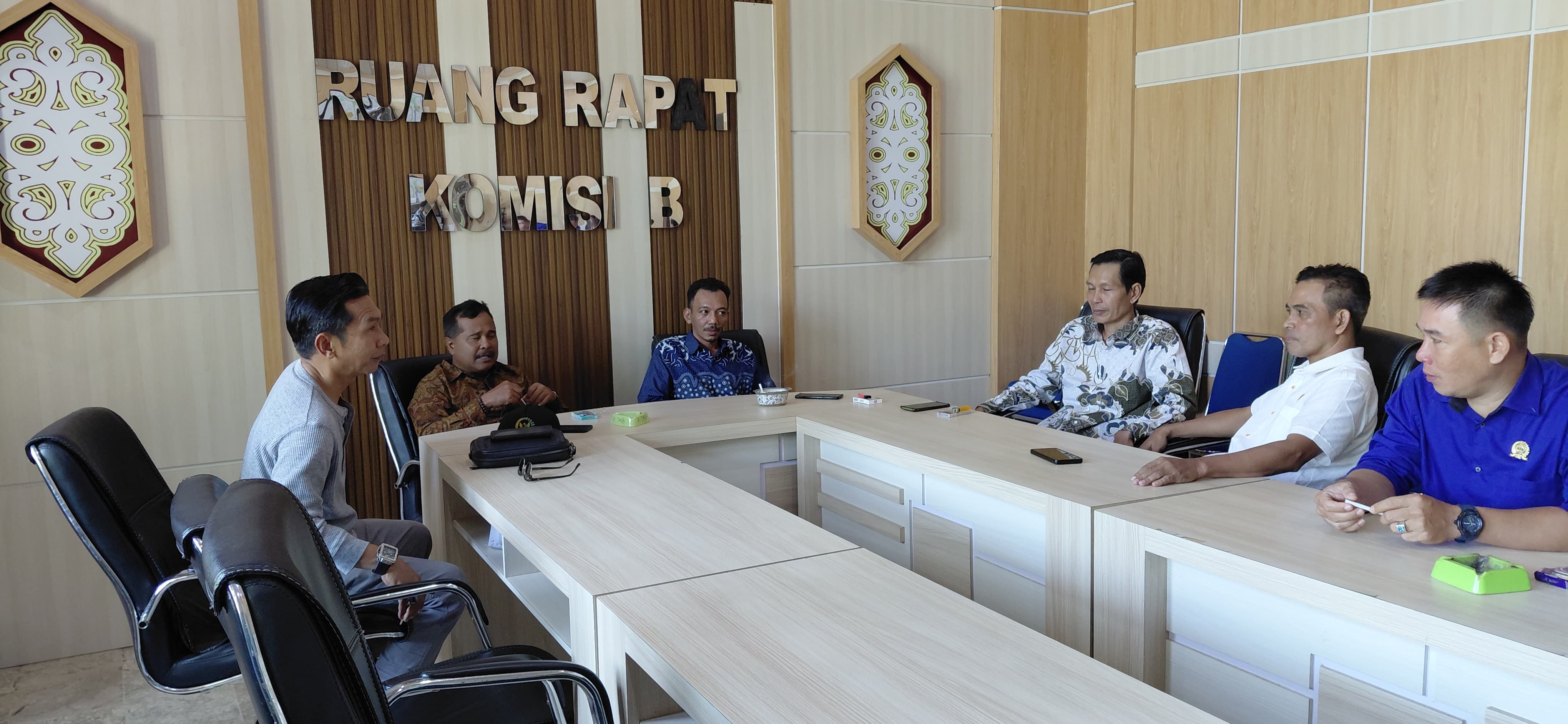 komisi-i-dprd-kabupaten-kayong-utara-lakukan-koordinasi-ke-kotawaringin-barat-soal-makan-bergizi-gratis-20250519210525