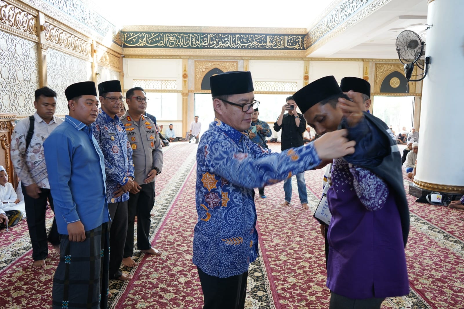 ketua-dprd-kabupaten-kayong-utara-hadiri-pelepasan-calon-jemaah-haji-kabupaten-kayong-utara-20250626175511