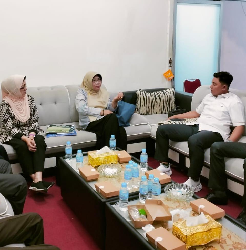 ketua-dprd-kabupaten-kayong-utara-terima-audensi-universitas-oso-pontianak-perkuat-kerja-sama-pendidikan-20250707115144